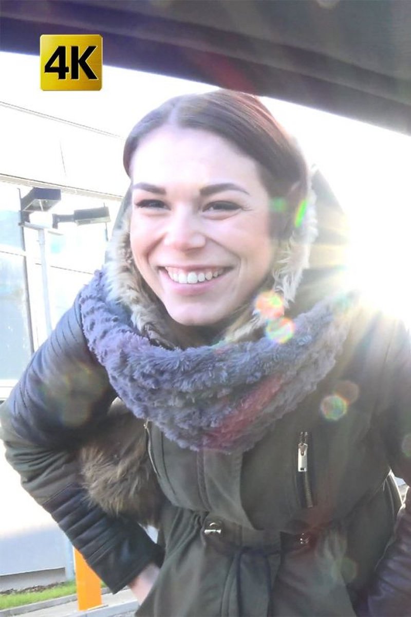 Outdoor Quickie with Smiling Teen - Screenshot 1 of 4 - Blowjob