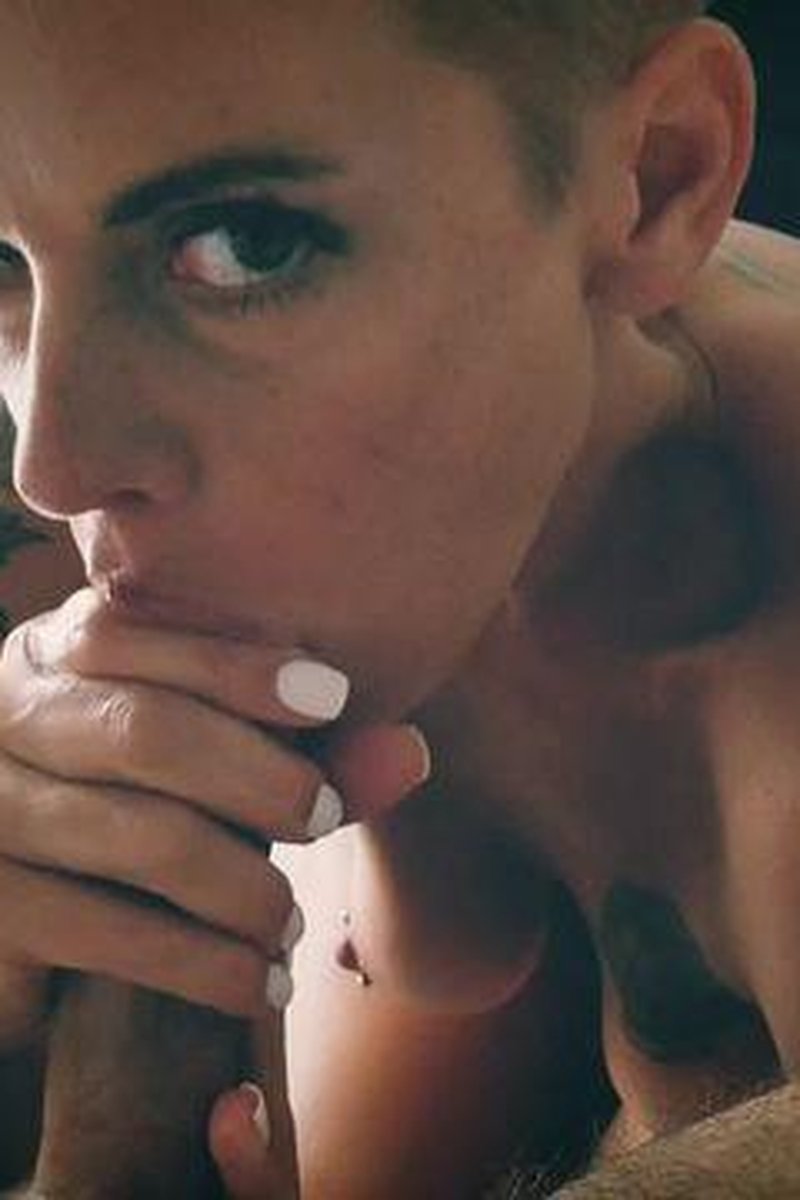When Nicky Met E - Screenshot 1 of 4 - Blowjob