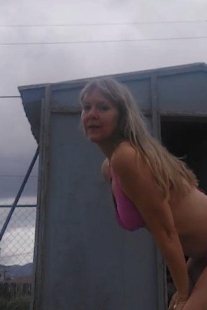 Teasing Exhibitionist - Screenshot 1 of 4 - MILF (30+)