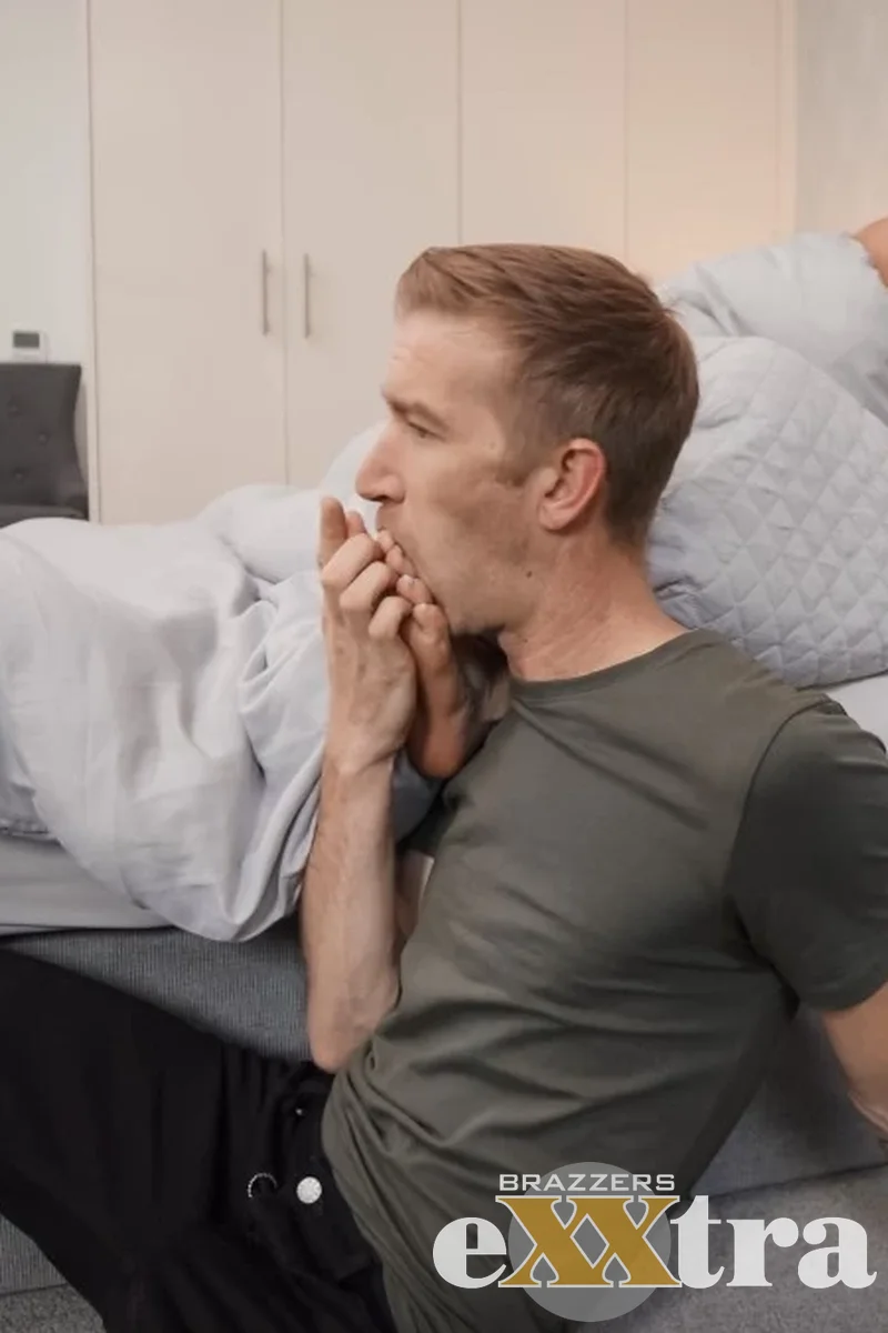 Cheating on Him While He Eats Me Out - Screenshot 1 of 4 - All Sex