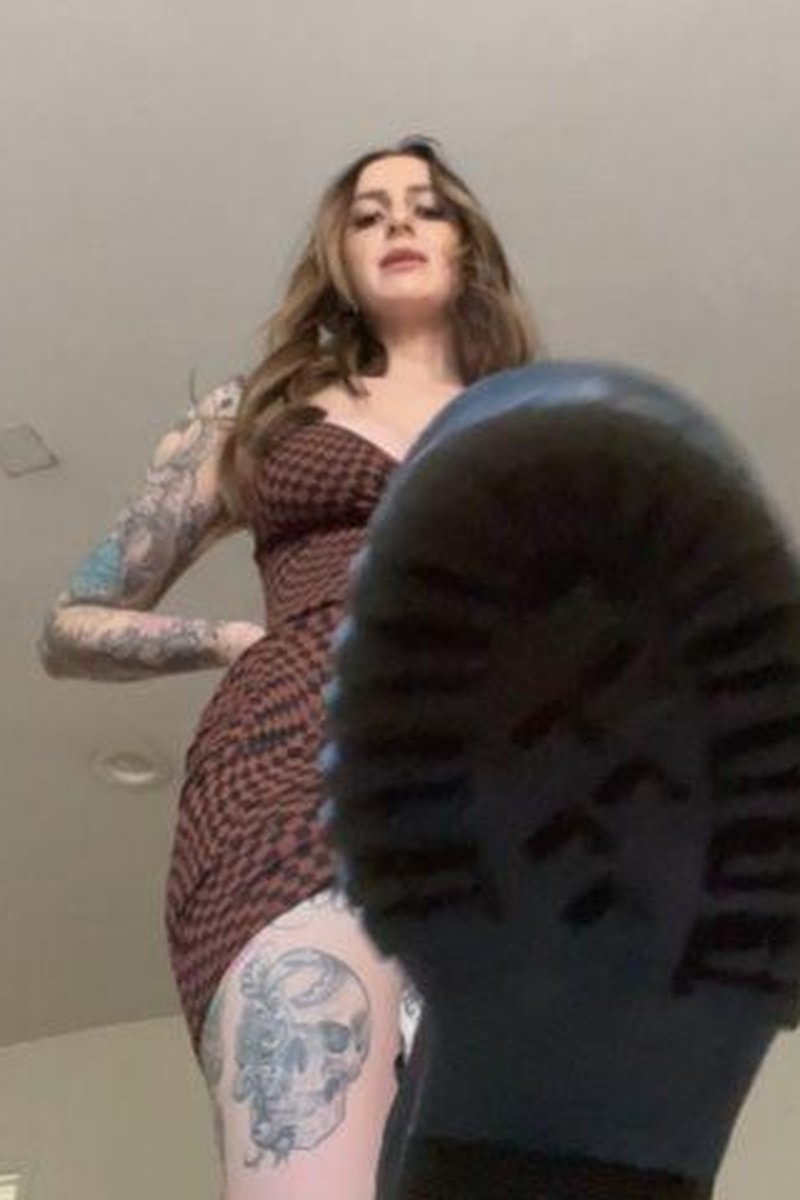 Boot Worship & Trampling - Screenshot 1 of 4 - Boots