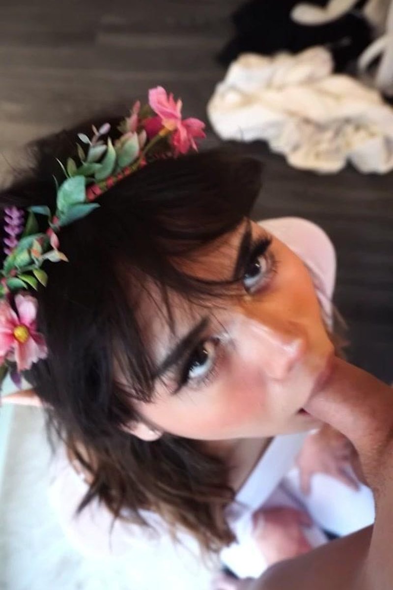 Hey Cuties! - Screenshot 1 of 4 - Blowjob