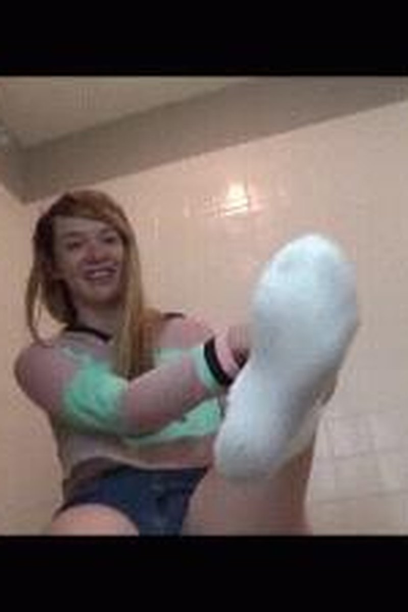 Squishy Wet Socks - Screenshot 1 of 4 - Bathroom