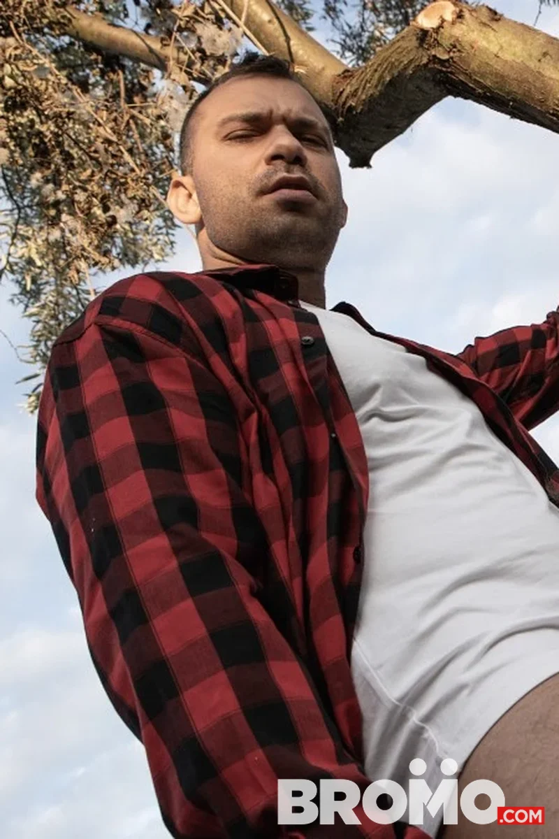 Tree Hugger - Screenshot 1 of 4 - All Sex