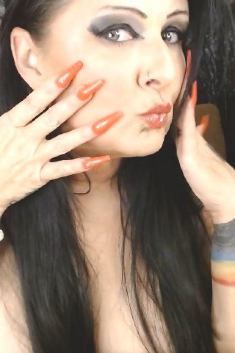 Sharp Red Nails And Thick Red Lipstick - Screenshot 1 of 4 - Fake Nails