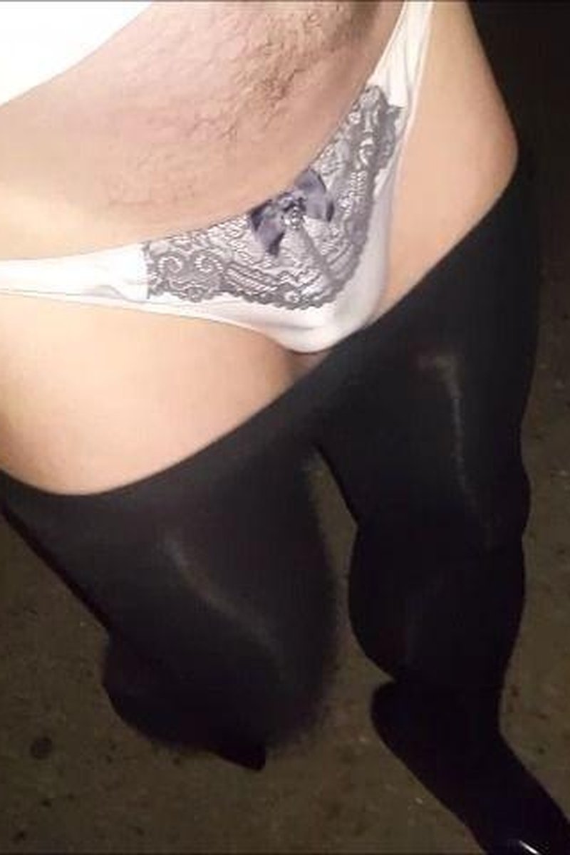 Public Crossdressing Flash - Screenshot 1 of 4 - Carpark
