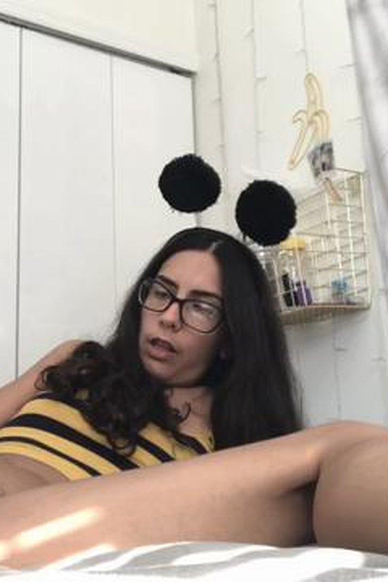 Buzzing Bee Gets Busy - Screenshot 1 of 4 - Brown Hair
