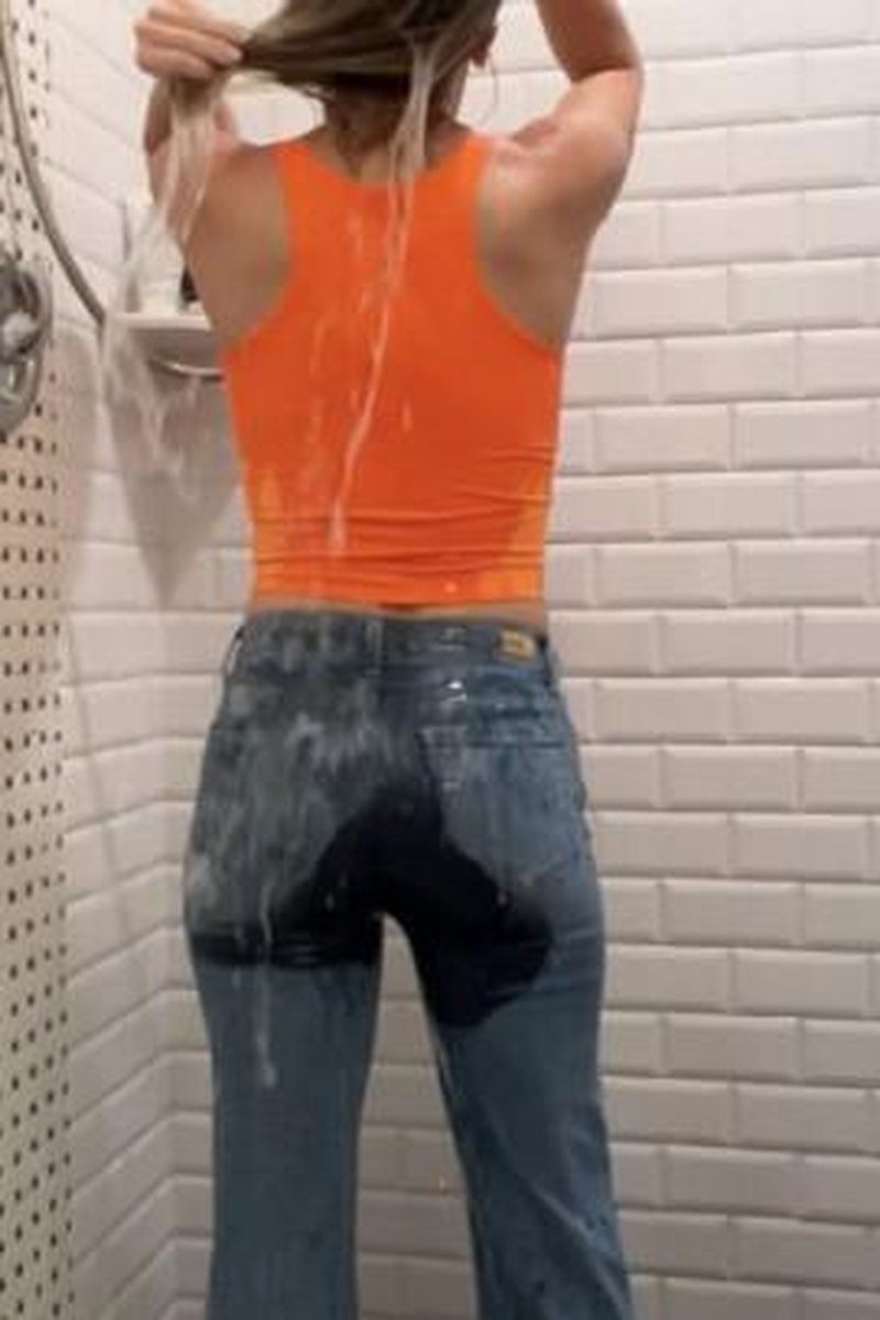 Casual Piss And Shower Wearing Jeans - Screenshot 1 of 4 - Kinky