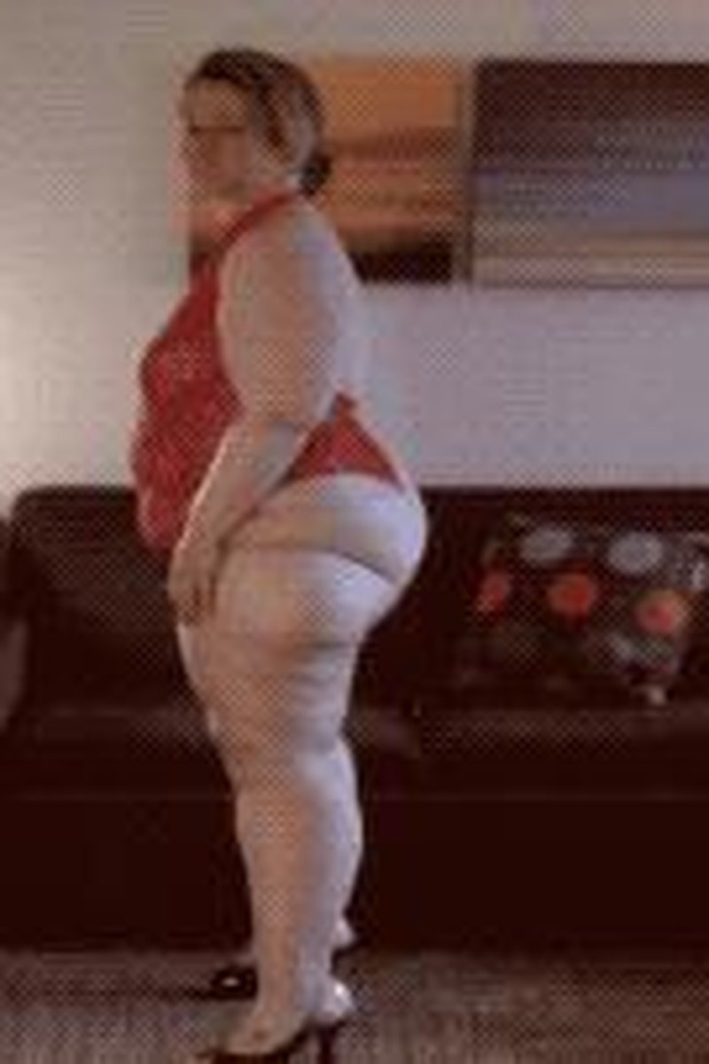 Showing Her Thickness - Screenshot 1 of 4 - BBW