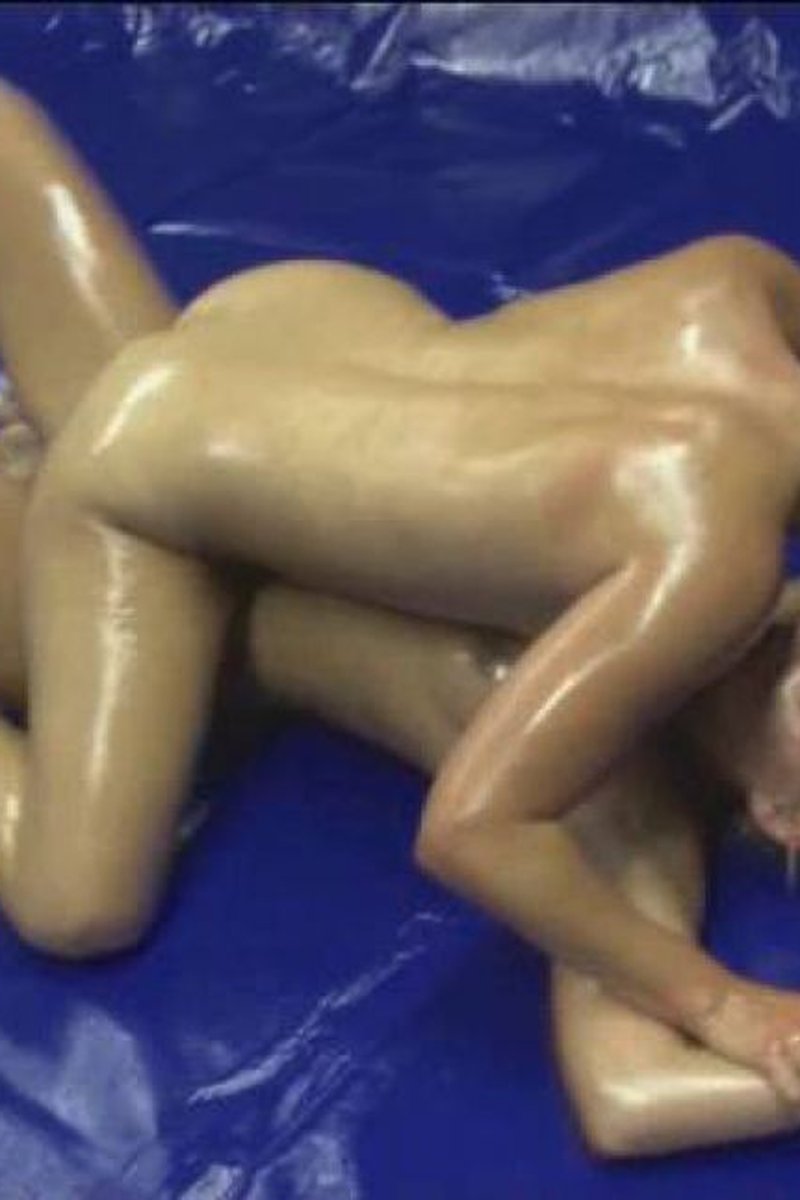 Anni Vs. Jenny - Screenshot 1 of 4 - Erotica