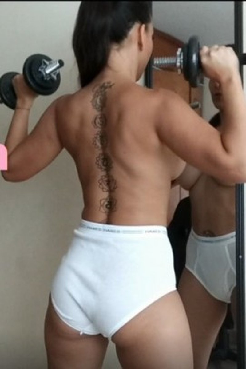 Flexing Futa - Screenshot 1 of 4 - Futanari