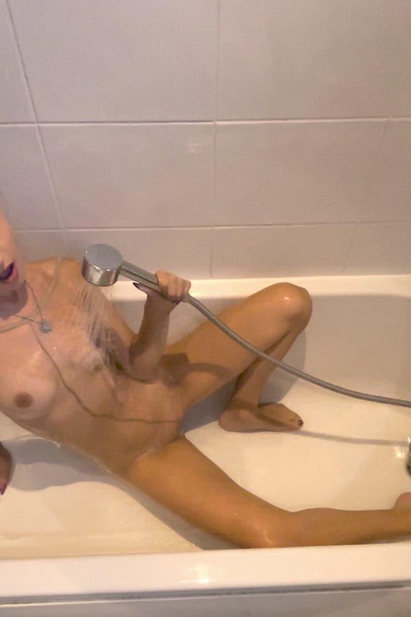 Nylon Bathtime - Screenshot 1 of 4 - Solo
