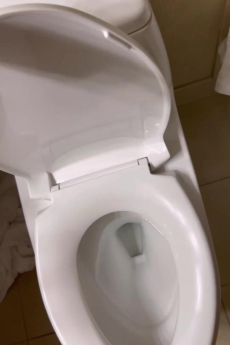 A Pee Comp - Screenshot 1 of 4 - Bathroom