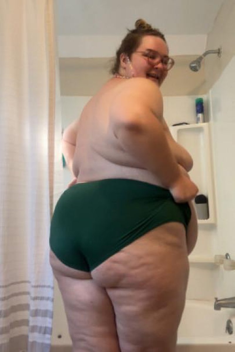 Quickie Pre Shower Striptease - Screenshot 1 of 4 - BBW