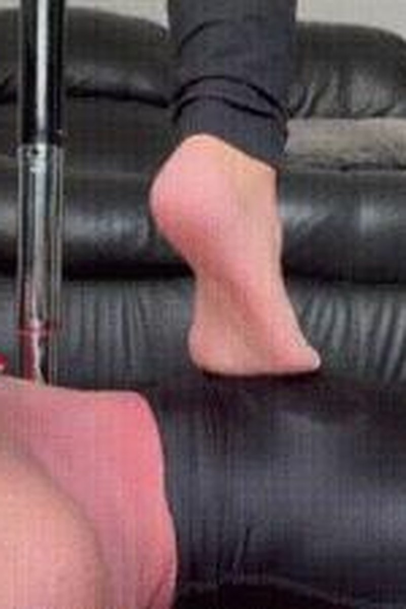 Head Stomping & Head Standing - Screenshot 1 of 4 - British Domme