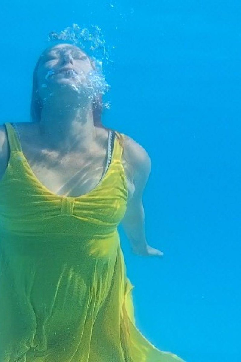 TP-manyvidsthefetishgirl-swimming-underwater-in-a-yellow-dress-and-blowing-bubbles