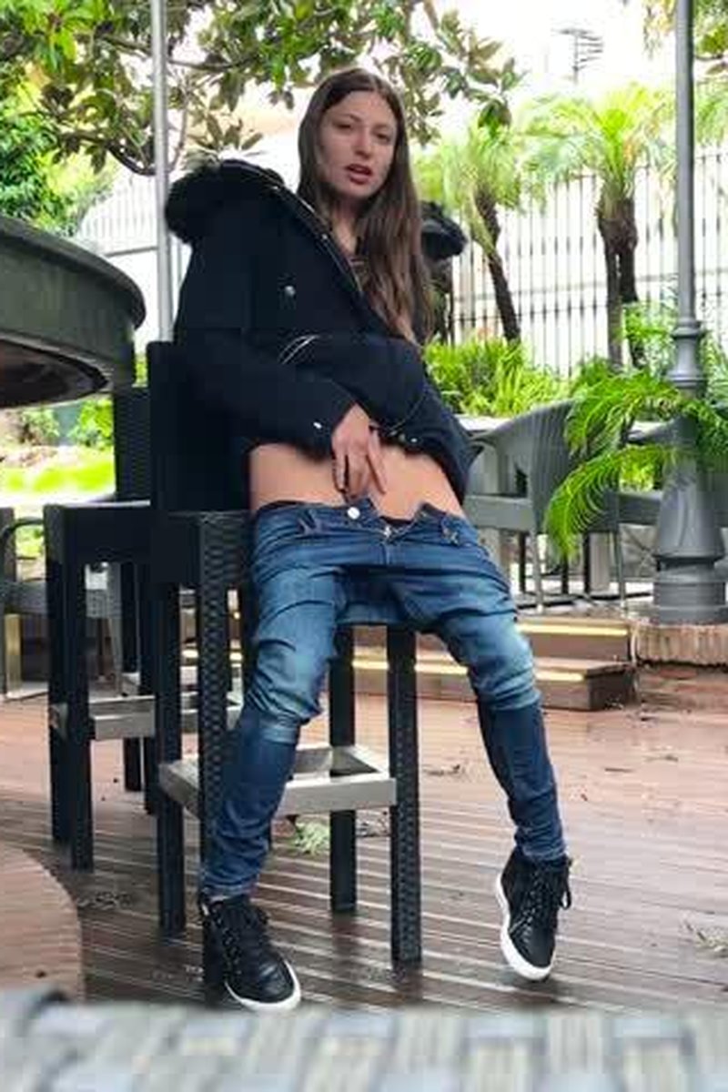 Exhibitionist - Screenshot 1 of 4 - Outdoors