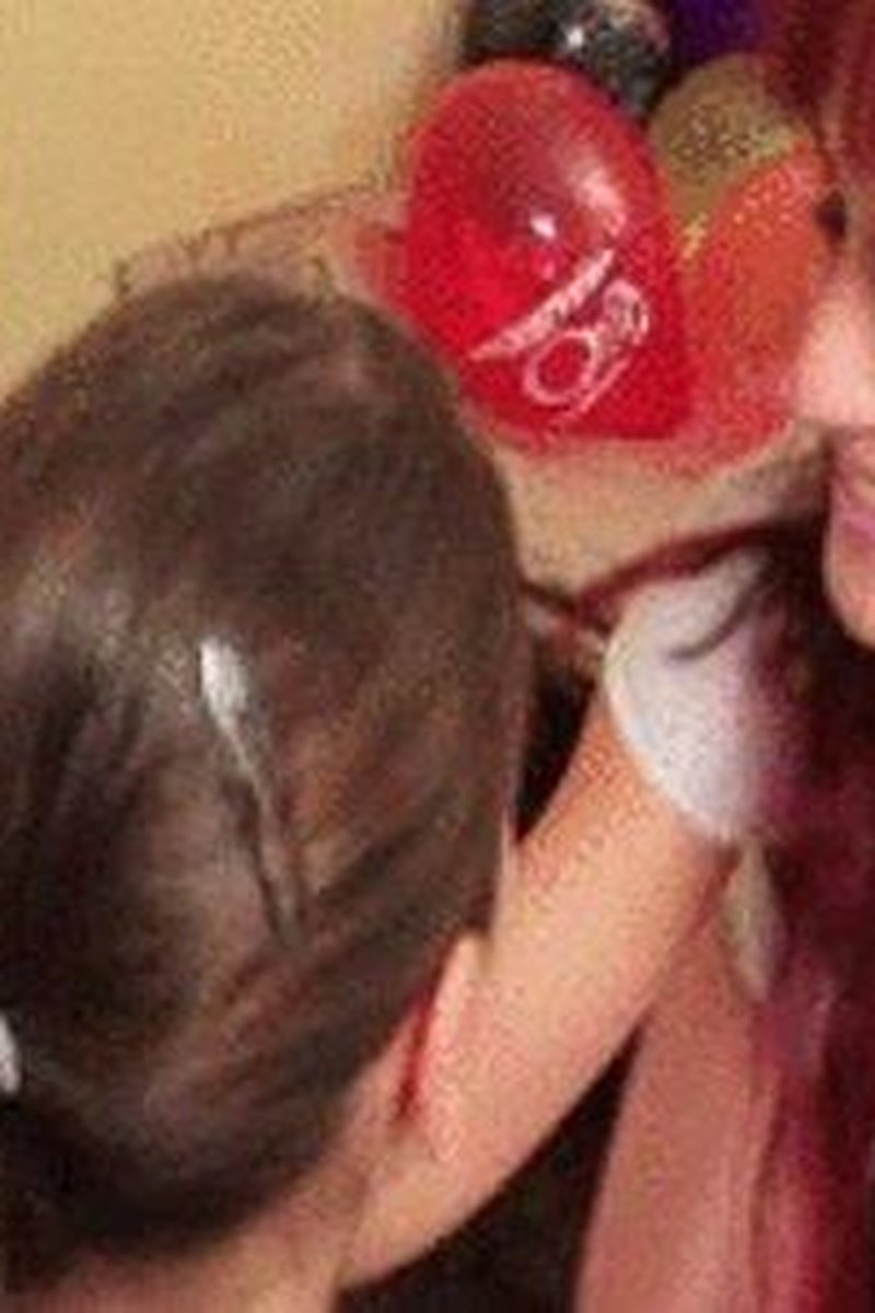 Balloon Popping Lap Dance - Screenshot 1 of 4