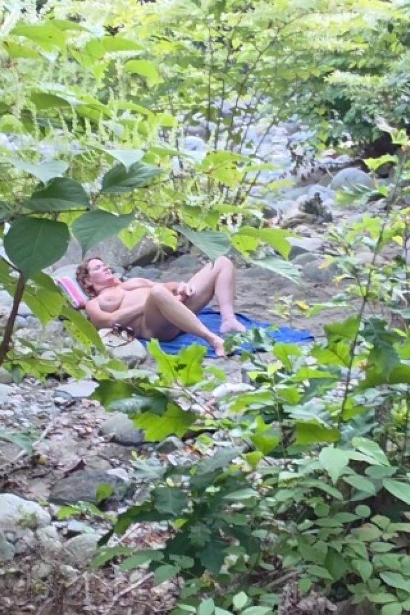 River Peeper - Screenshot 1 of 4 - Babes