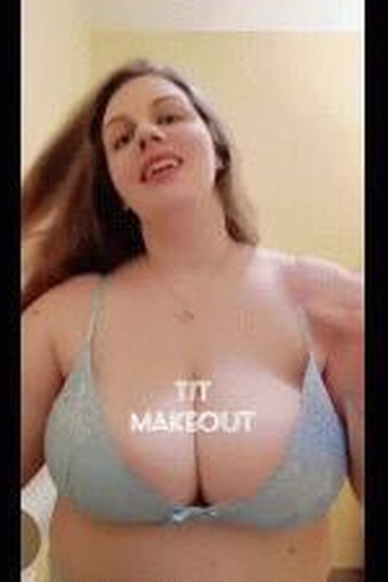Tit Makeout - Screenshot 1 of 4 - Breast Play