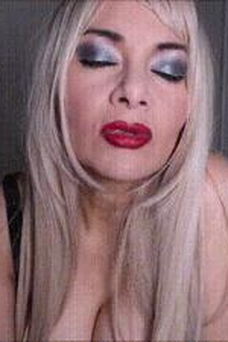 Kisses With Surprise Sissi Viter - Screenshot 1 of 4 - Cock Fetish