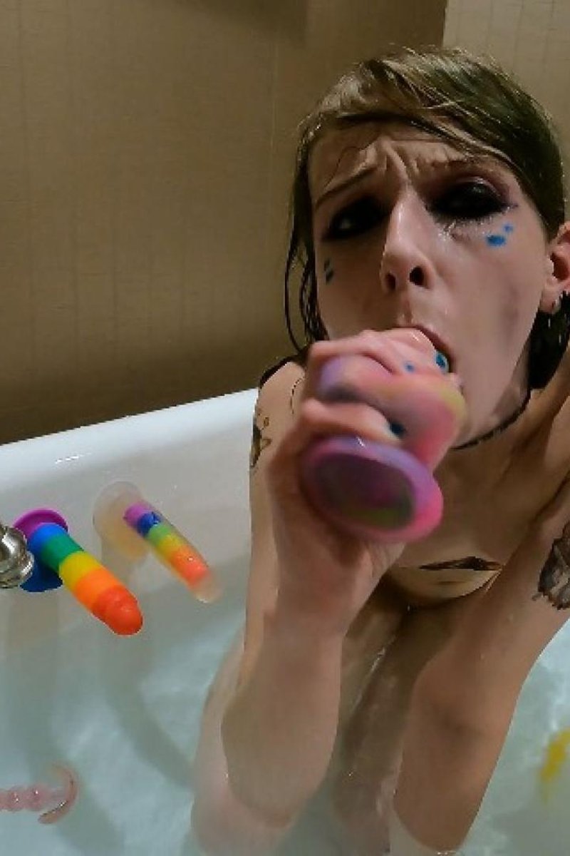 Bath Time Sloppy Deepthroating - Screenshot 1 of 4 - Bathroom