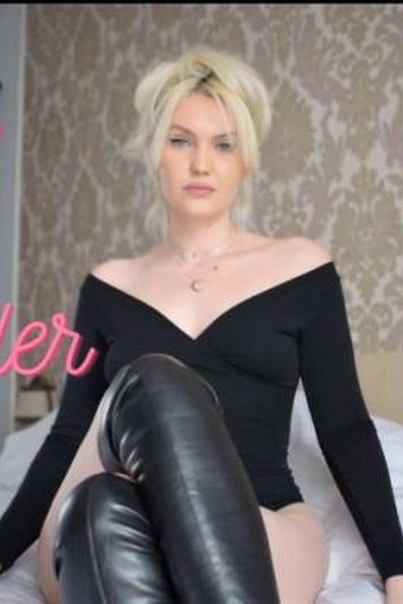 Relax And Surrender - Screenshot 1 of 4 - Blonde Hair (Female)
