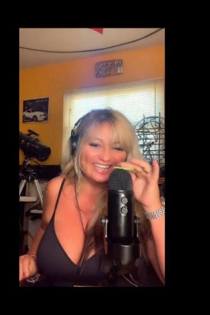 ASMR Relax - Screenshot 1 of 4 - Blond Hair