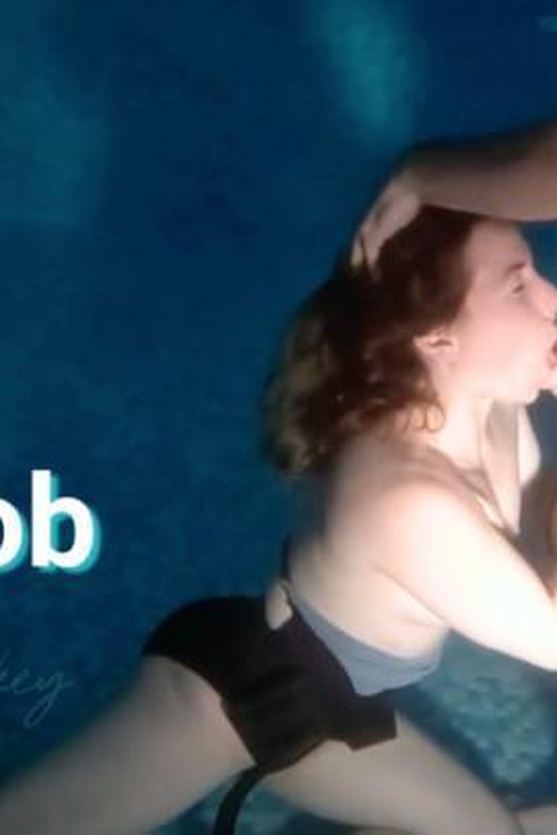 Pool BJ - Screenshot 1 of 4 - Blowjob