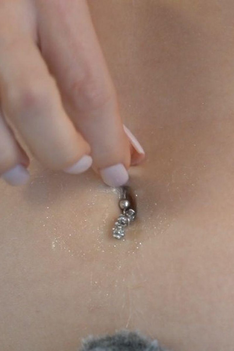 Playing With Bellybutton - Screenshot 1 of 4 - Belly Fetish