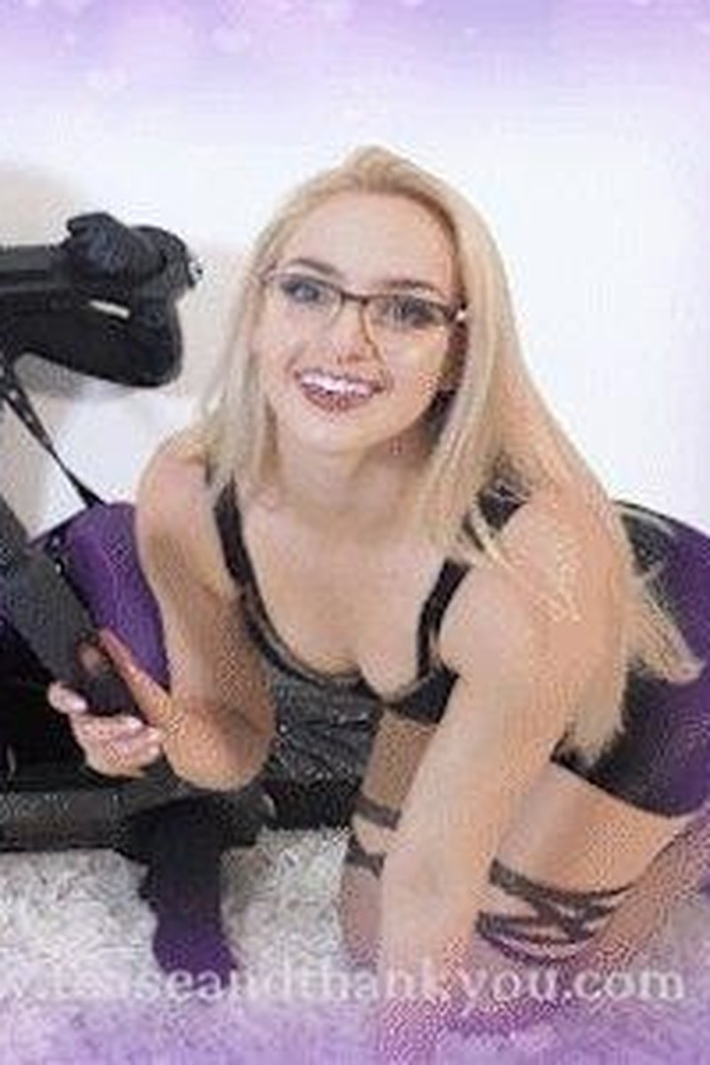 Programming My Bimbo - Screenshot 1 of 4 - Femdom