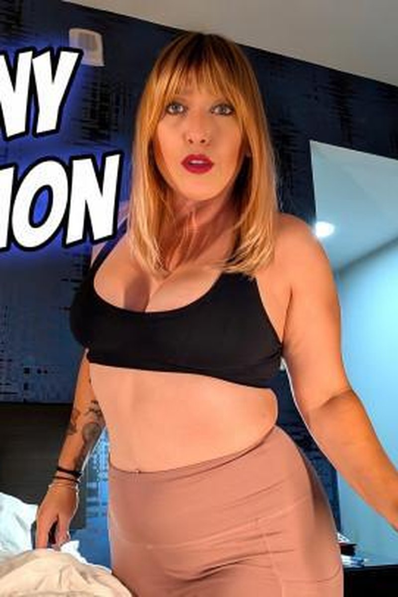 Hotel Tiny Domination - Screenshot 1 of 4 - Ass Smothering