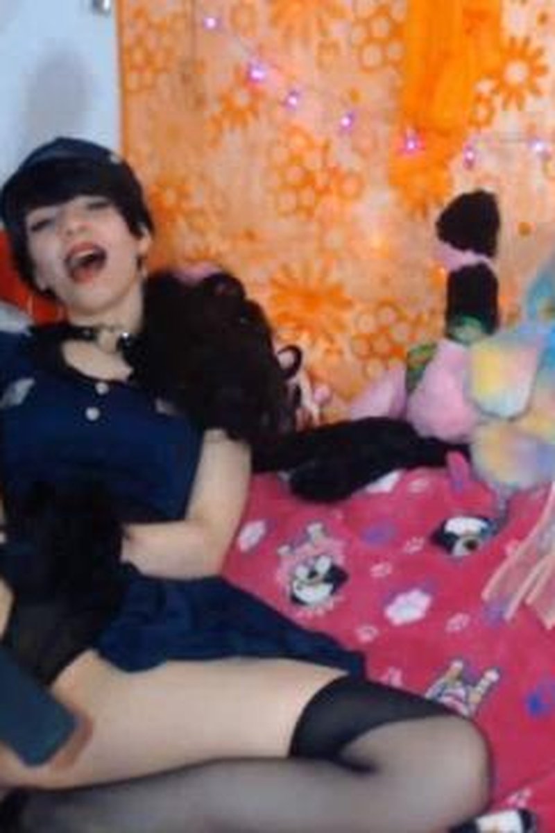 Hand Cuffed Cop - Screenshot 1 of 4 - BDSM