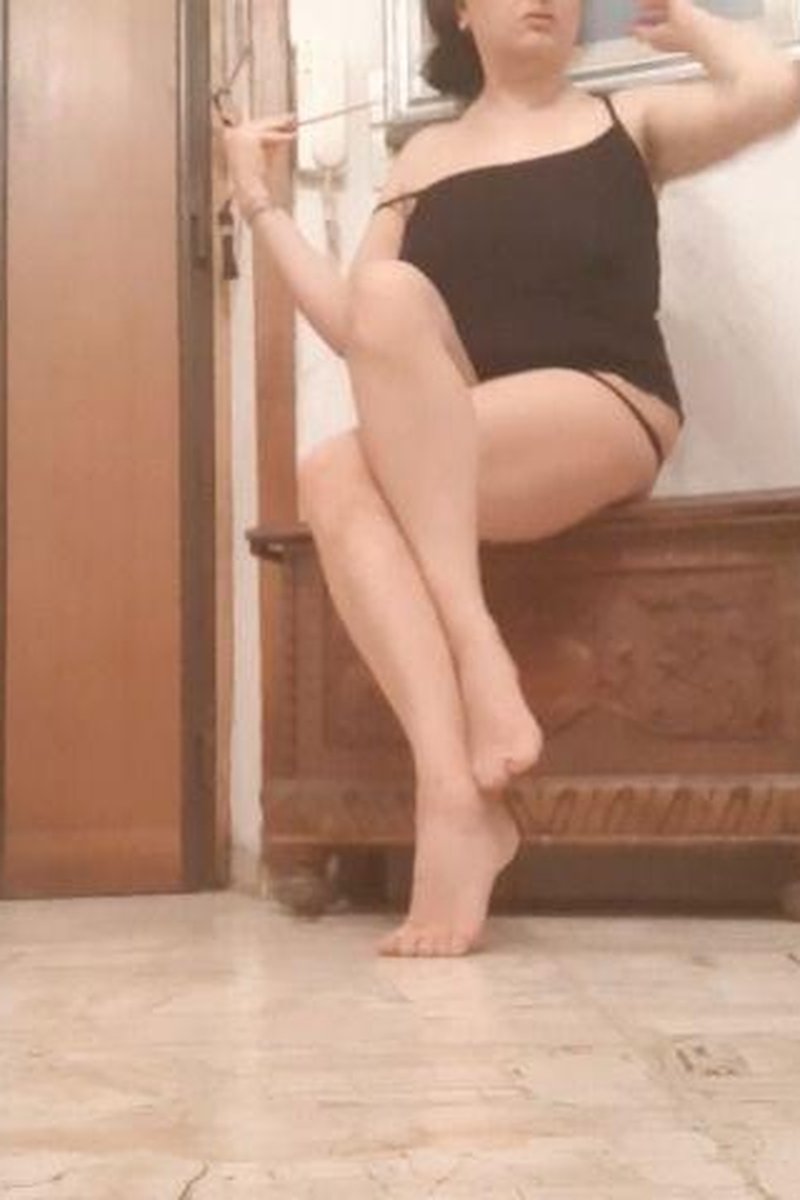 Legs Teasing - Screenshot 1 of 4 - Foot Fetish