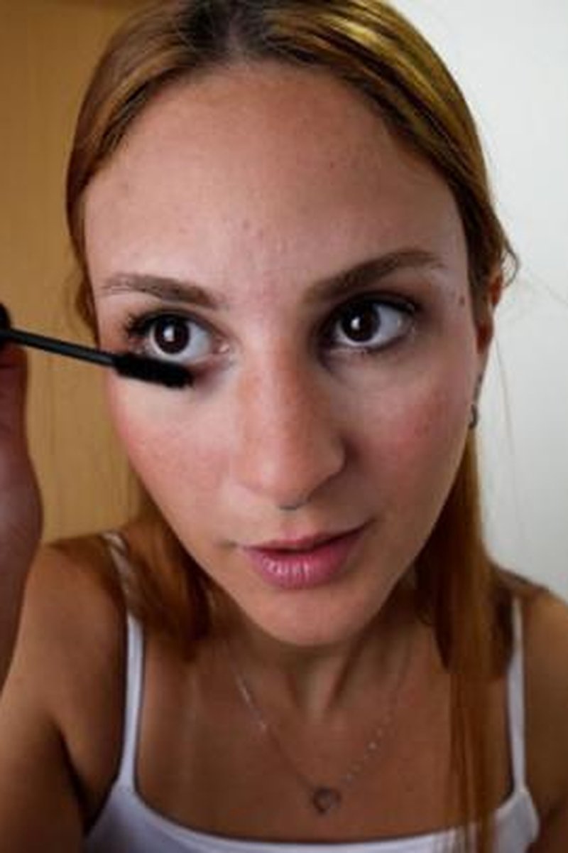 Quick Makeup Tutorial Sfw - Screenshot 1 of 4 - Babes
