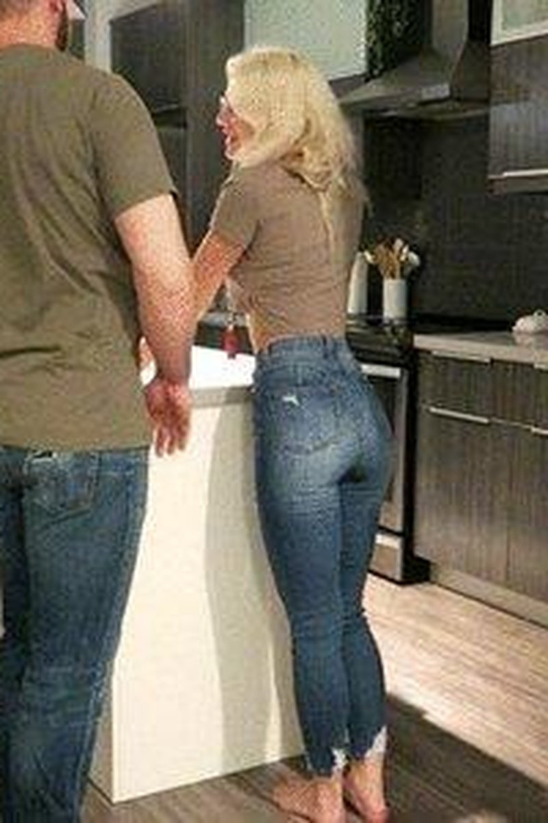 Ballbusting Skits Pub - Screenshot 1 of 4 - Amateur Ballbusting