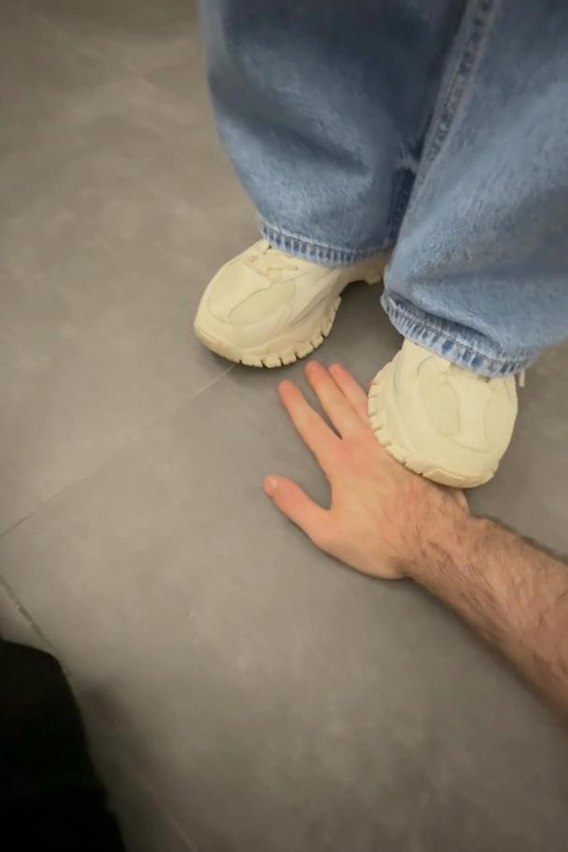 Trample Hand Ari - Screenshot 1 of 4 - BDSM