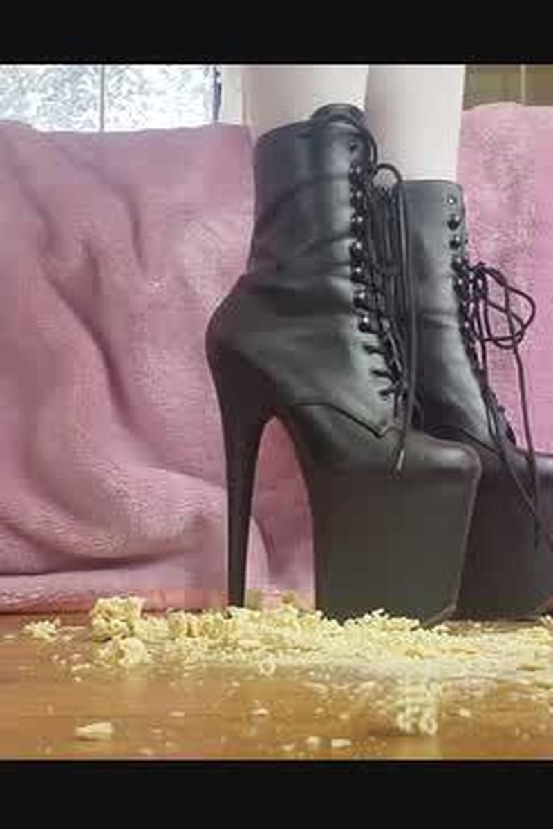 Domme Crushing Piggy Food - Screenshot 1 of 4 - Boots