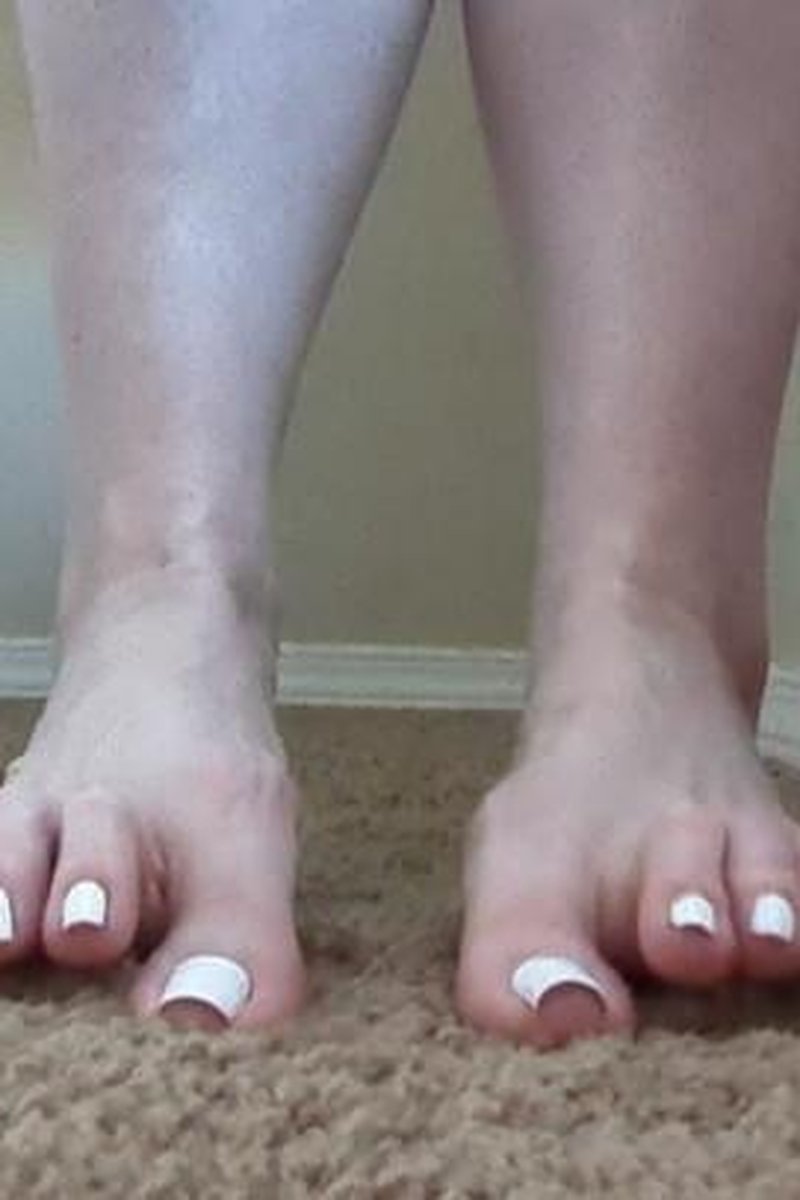 White Toe Wiggle - Screenshot 1 of 4 - Foot Fetish