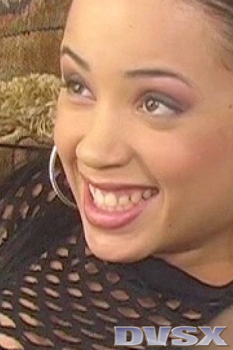 Simone Is All About Those Cumshots - Screenshot 1 of 4 - Black