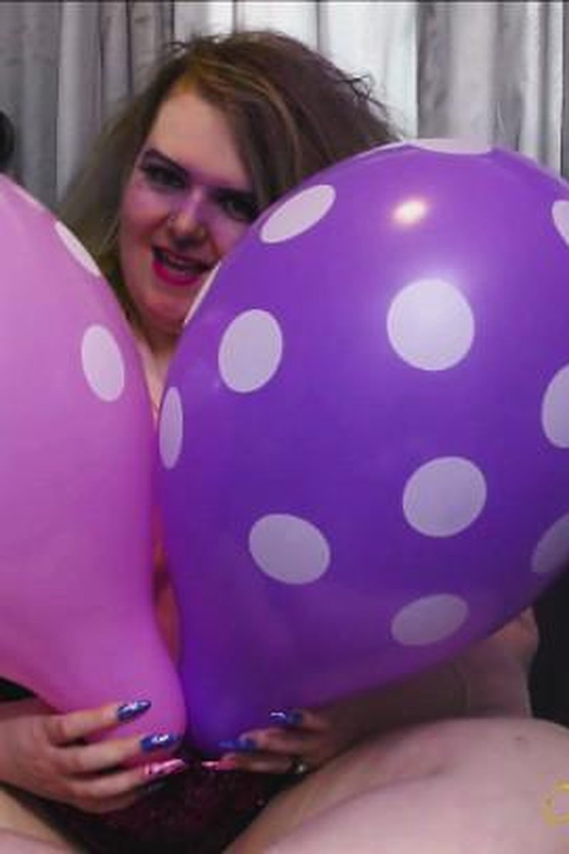Testing Sharp Nails On Balloons - Screenshot 1 of 4 - Balloon Fetish