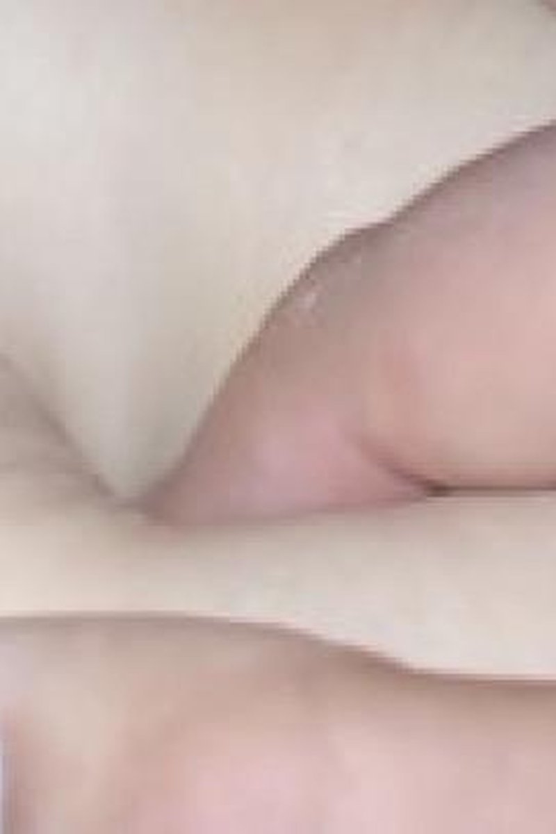 Oheso Queen Bellybutton Play Laying Down 2 - Screenshot 1 of 4 - Belly Fetish