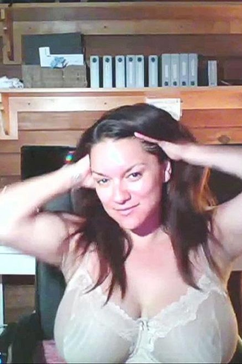 Webcam #25 - Screenshot 1 of 4 - Huge Tits