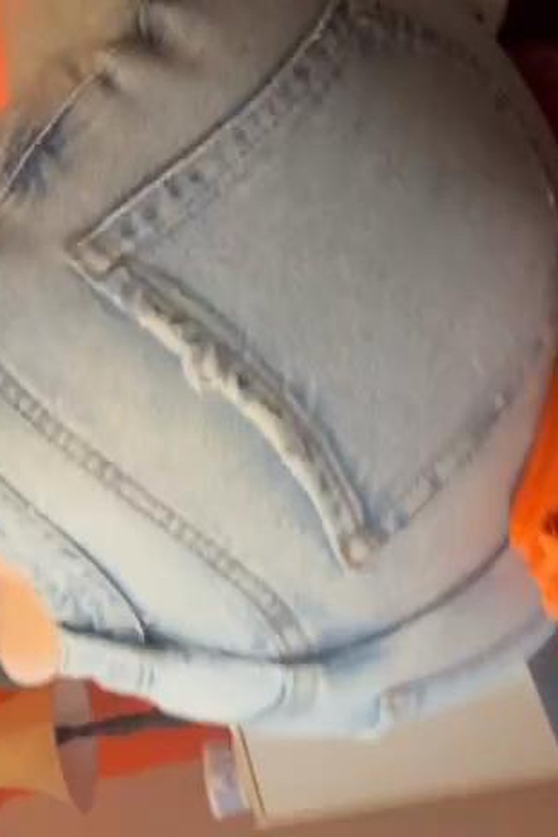 Facesitting Jeans - Screenshot 1 of 4 - Facesitting