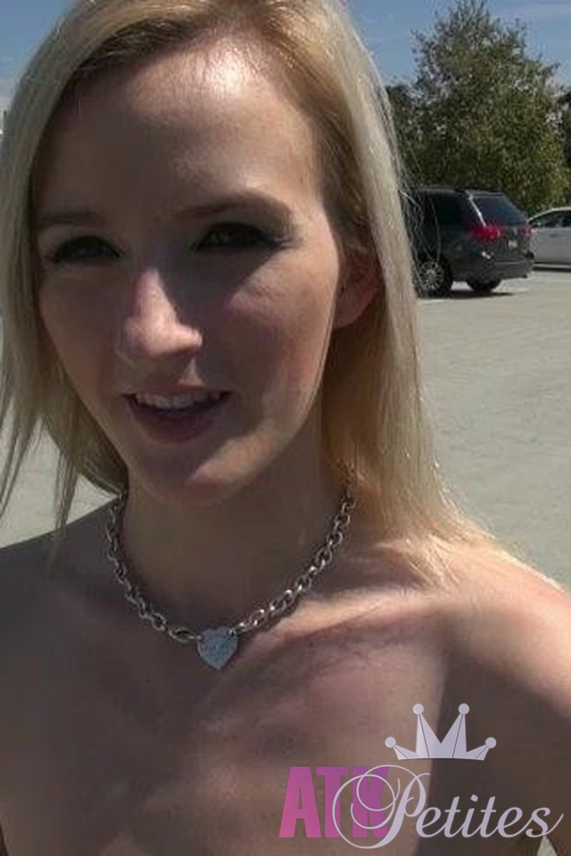 Skylar Green - Virtual Date - Screenshot 1 of 4 - Blond Hair