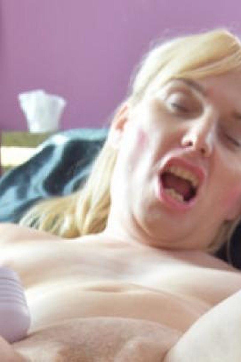 Buzzing - Screenshot 1 of 4 - Licking