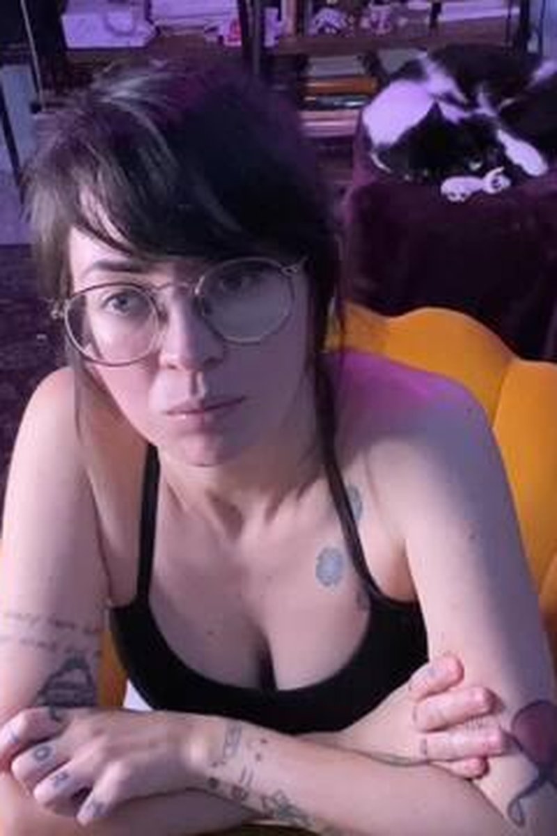 Ignoring You While I Send Emails - Screenshot 1 of 4 - Big Tits