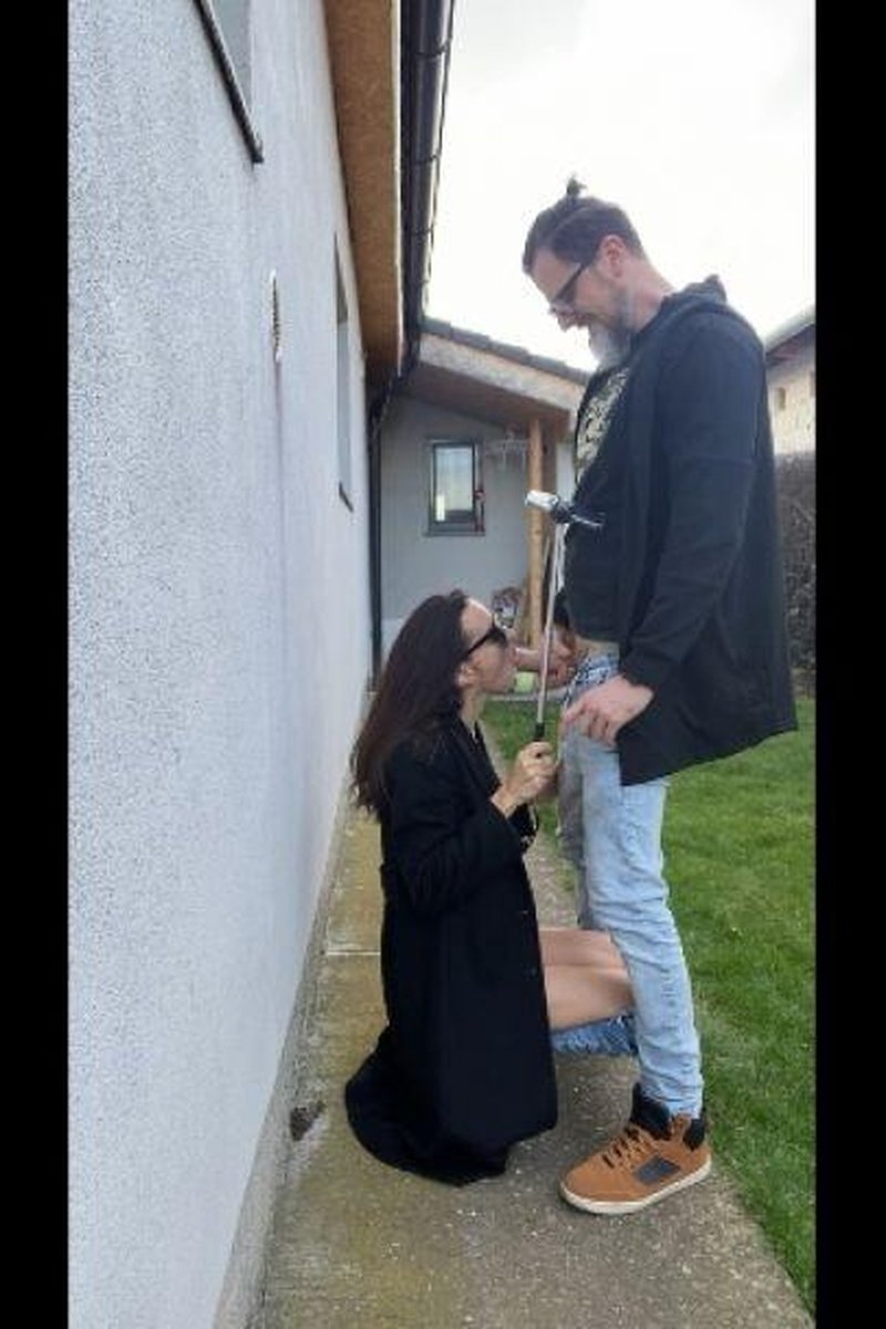 Outside Cum - Screenshot 1 of 4 - Cum Eating