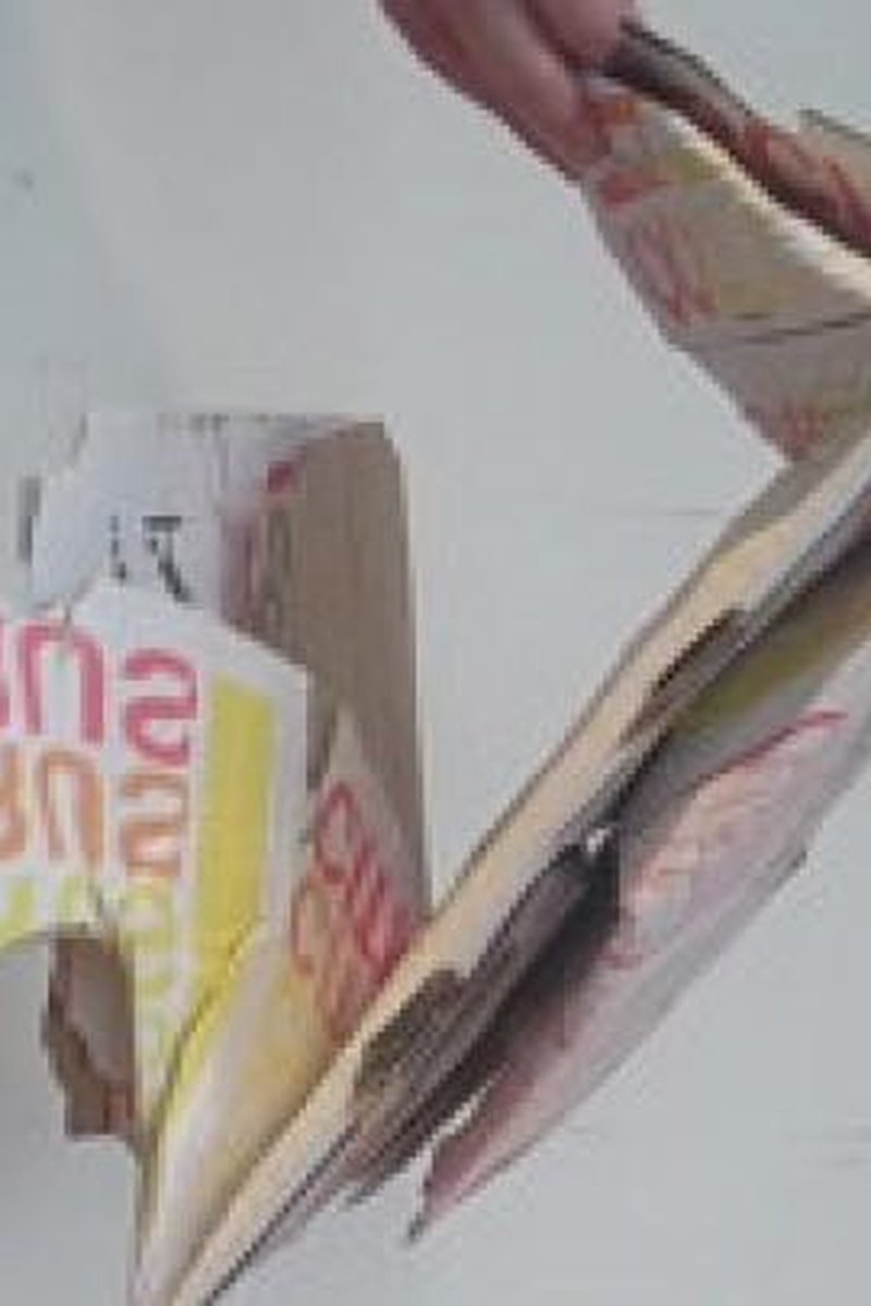 Bbwbabe Destroys Cardboard Box Barefooted - Screenshot 1 of 4 - BBW