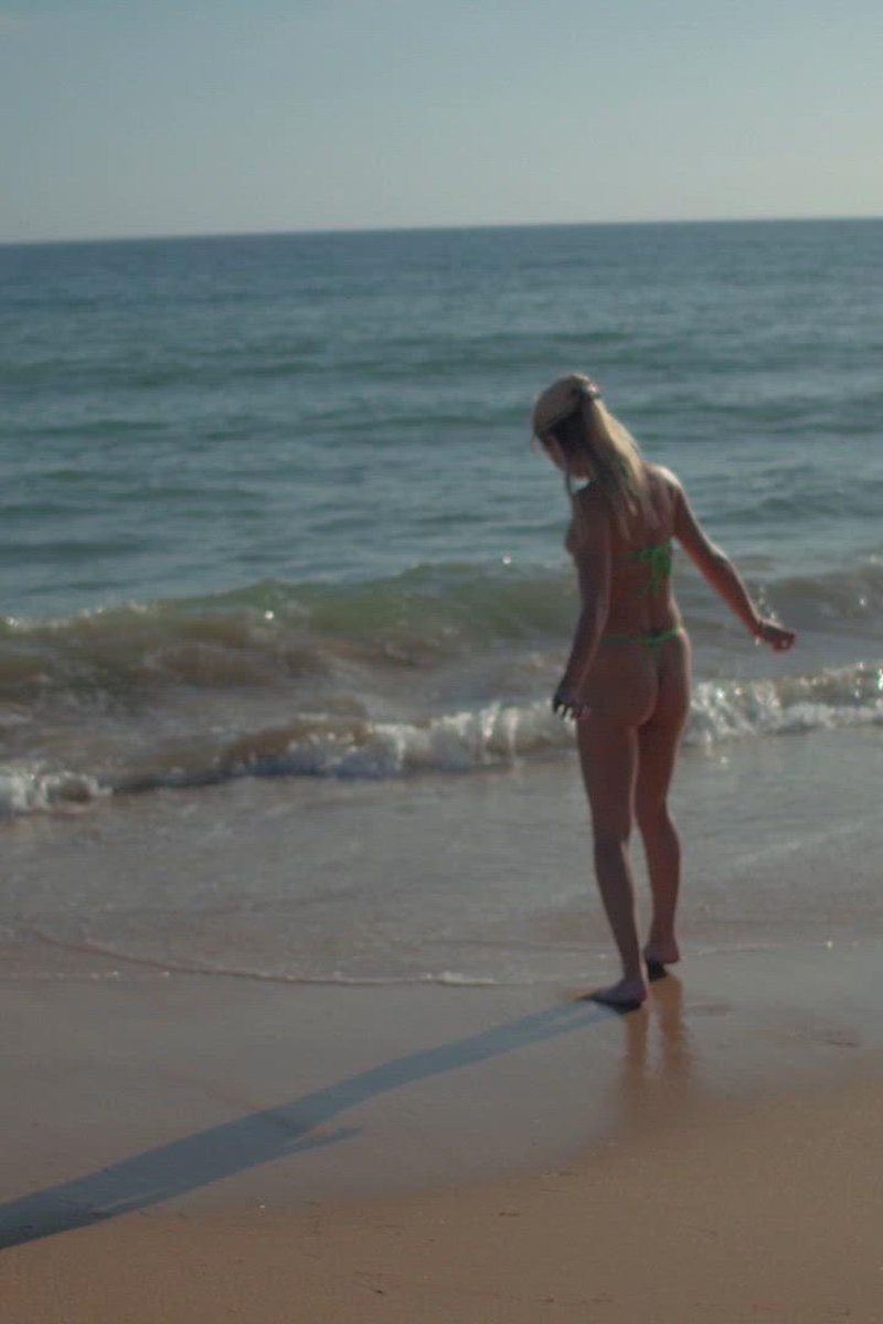 Changing Into Bikini - Screenshot 1 of 4 - Solo